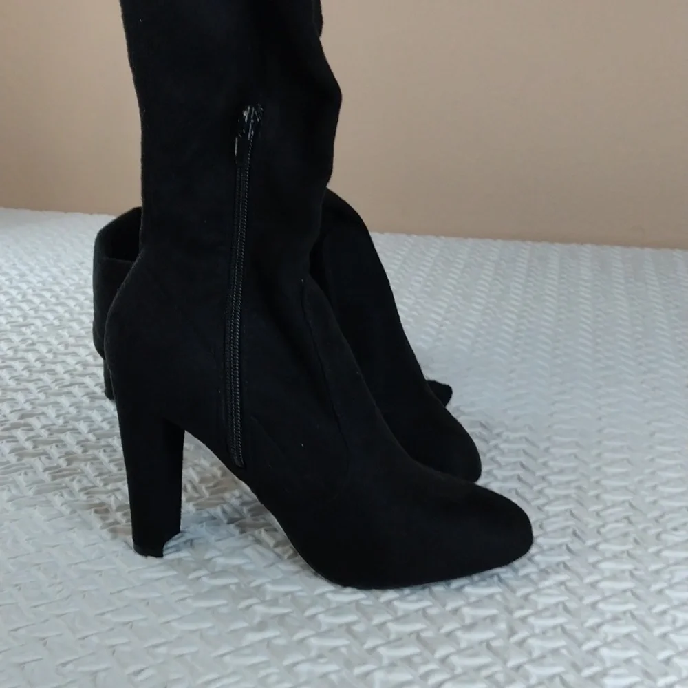 Belle Marie thigh high black size 6 boots zipper accent 3 1/2
